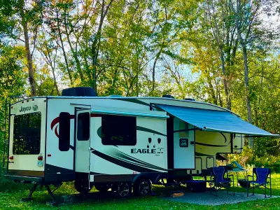 Get Your Hands on a Beautiful 2016 Jayco Eagle Fifth Wheel — Only $26,500! Looking for the perfect h...