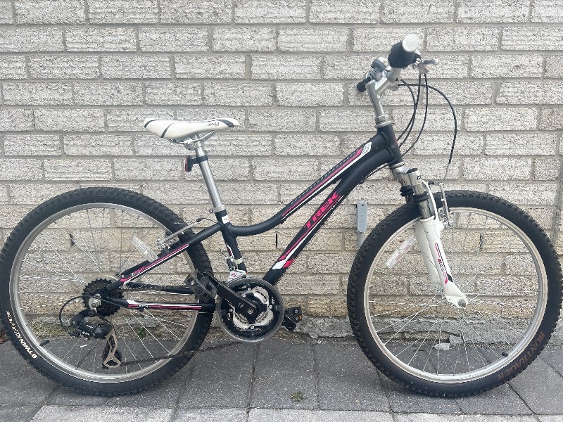Beautiful Trek 24 inch wheel mountain bike tuned up ready toride