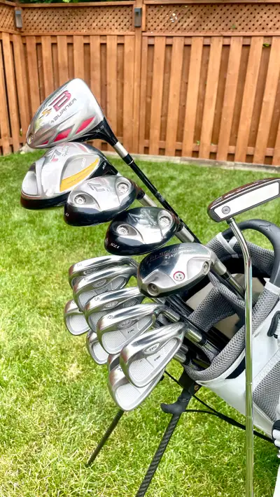 Selling a Full Set of Men’s R/H Taylormade Golf Clubs. Set Includes Taylormade Rac Irons 3,4,5,6,7,8...