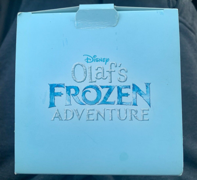 Frozen Disney Store Olaf's Adventure Snow Globe 2017 NEUF dans Jouets et jeux  à Laval/Rive Nord - Image 3