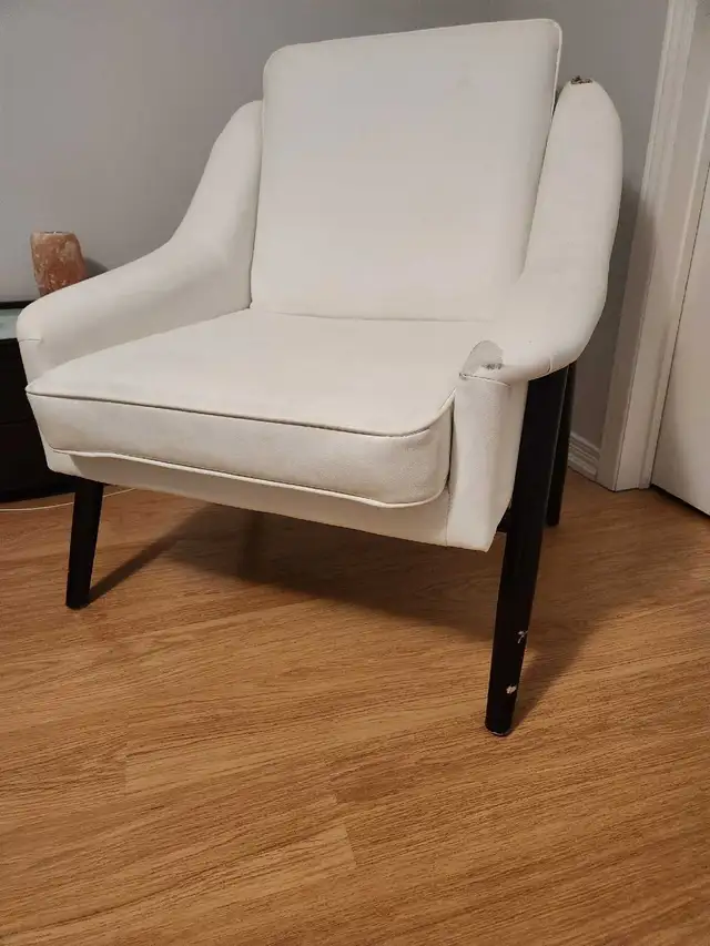 armchair  in Chairs & Recliners in Markham / York Region - Image 2