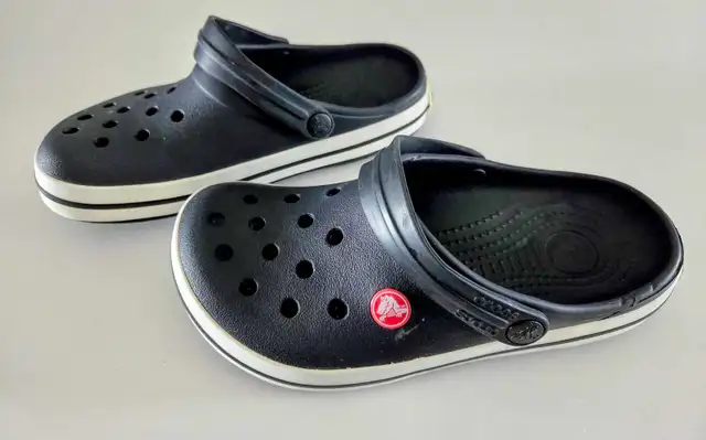 Crocs! Très bon état! in Kids & Youth in Granby - Image 3