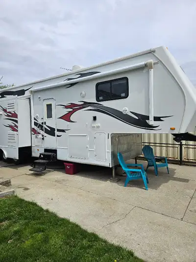 2009 37 foot Jayco recon ZX toy haulier fifth wheel hitch included tri axle trailer all running gear...