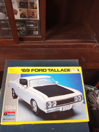 Monogram '69 Ford Talladega 1:24 Model Kit #2912 (1990)