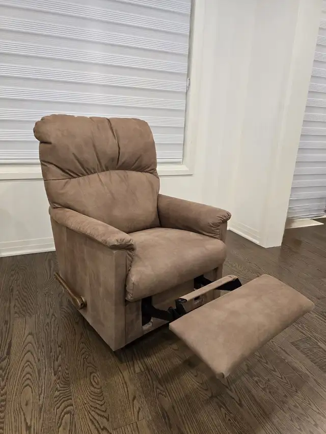 Lazboy Rocker Recliner Chair in Chairs & Recliners in Oshawa / Durham Region - Image 8