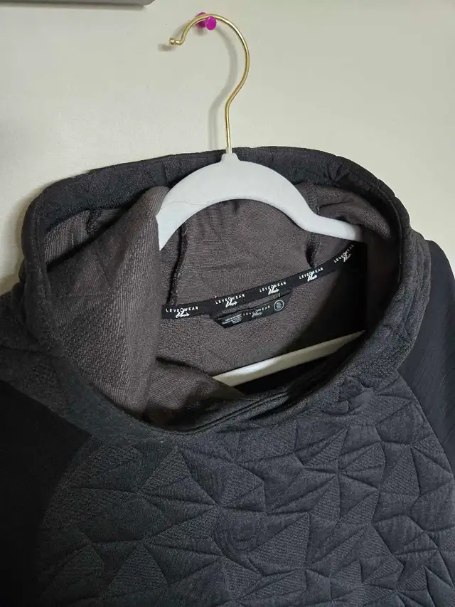 Dark Navy Quilted Activewear Hoodie - Size XL in Women's - Tops & Outerwear in Red Deer - Image 3