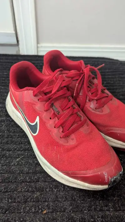 Boys Nike Runners Size 4, View more