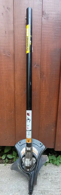Accessoire TrimmerPlus BC720: débroussailleuse avec poignée recourbée. Lame réversible de 8 po en ac...