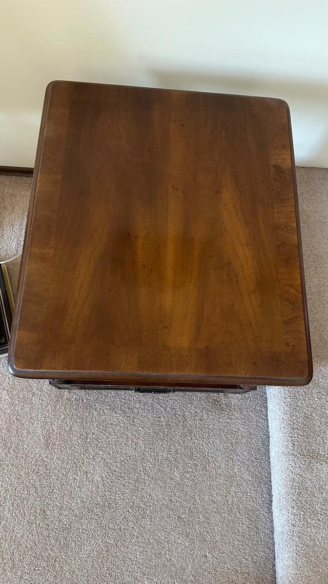 Henredon Solid Wood End Table with Drawer – Vintage Luxury in Coffee Tables in Edmonton
