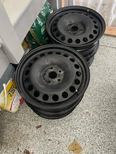 17” steel rims. Bought them for a Mini Cooper but they don’t fit it :(