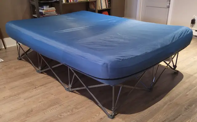 Matelas pneumatique de camping pliant in Fishing, Camping & Outdoors in Laval / North Shore - Image 2