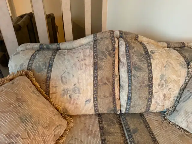 Quality 2-Seater Loveseat – Excellent Condition in Couches & Futons in Saskatoon - Image 7
