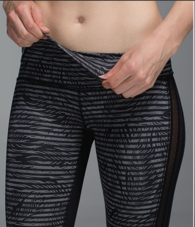 LULULEMON STRIPE PLAY SLATE WUNDER UNDER *LUXTREME PANT in Women's - Bottoms in Kitchener / Waterloo - Image 2