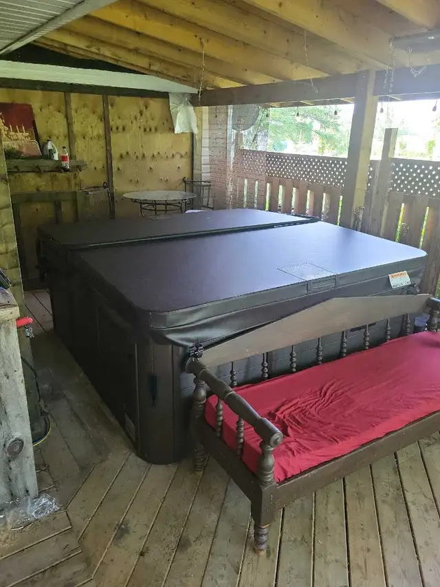 hot tub for sale in Hot Tubs & Pools in Napanee - Image 4