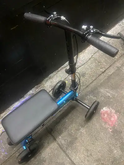 This pre-owned KneeRover knee scooter is in excellent condition, providing a reliable and comfortabl...