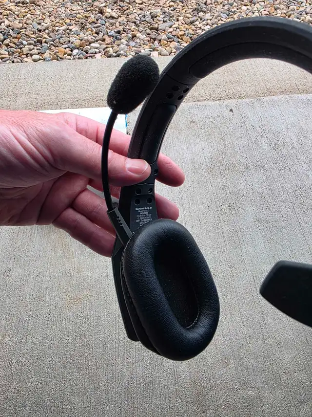 parrot Bluetooth headset in Headphones in Medicine Hat - Image 4