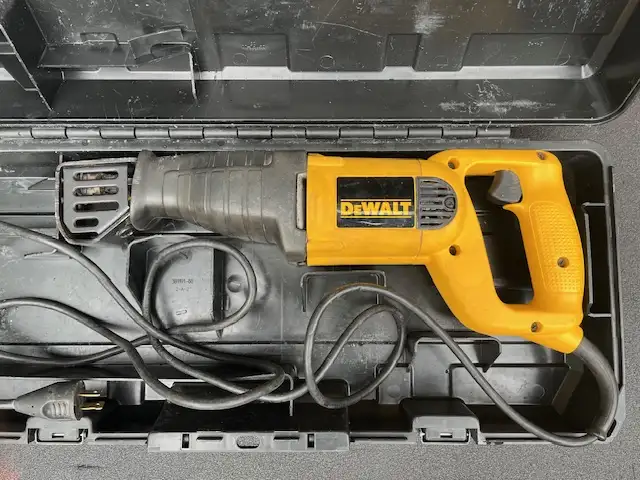 "DEWALT" DW-303M, RECIPROCATING SAW (corded) in Power Tools in Oakville / Halton Region - Image 3