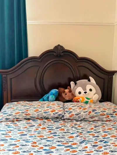 Lit double en bois + matelas + cadre surélevé – Très bon état, View more