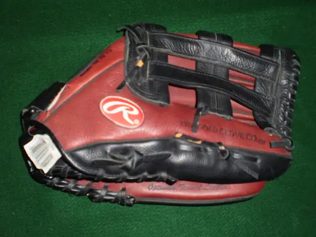 Baseball Gloves, Left and Right Hand in Baseball & Softball in City of Toronto - Image 3