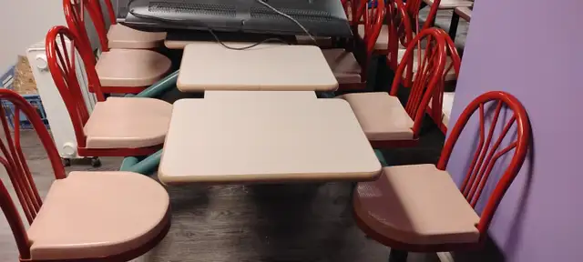 Retro table and chairs in Other Tables in Sarnia - Image 2