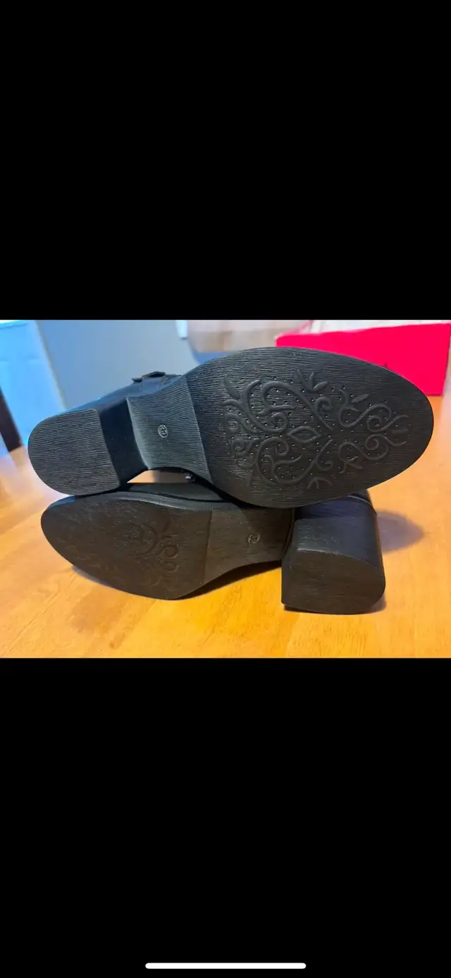 Women’s Boots  in Women's - Shoes in Edmonton - Image 4