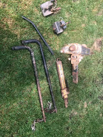 Equalizer hitch. Throwing in a sway bar which is quite rusted, but should still work.