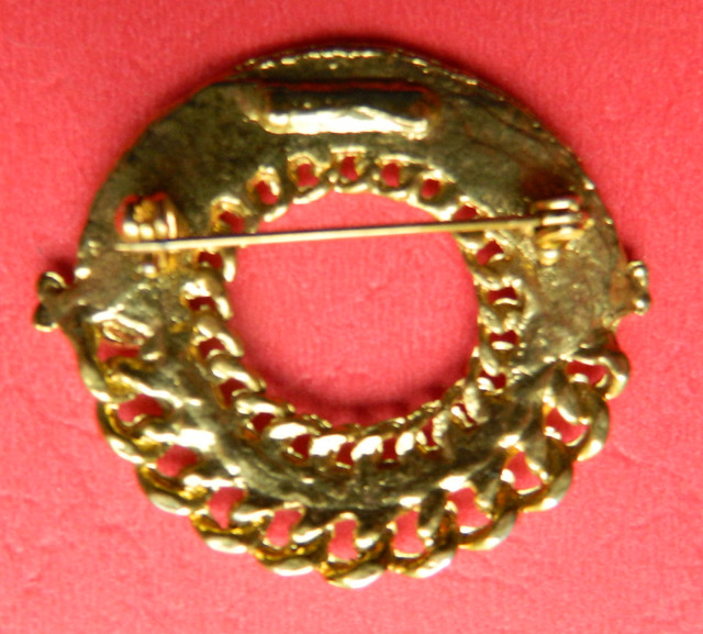 Broche ronde dorée dans Bijoux et montres  à Longueuil/Rive Sud