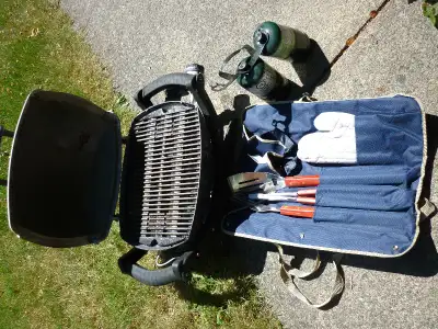 WEBER Q1000 PORTABLE GAS GRILL BBQ IN EXCELLENT WORKING CONDITION JUST CLEANED, READY FOR YOU TO USE...