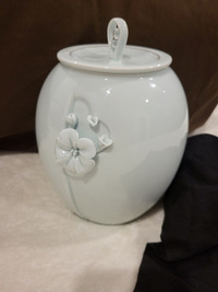 Porcelain cremation urn