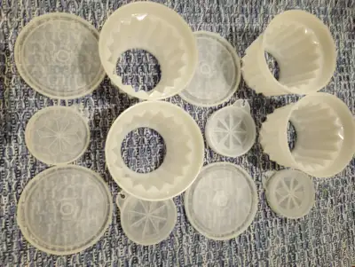 00942C 4 Tupperware Jel-ette Mini White Molds with lids $10. Comes from a non-smoking pet free home....