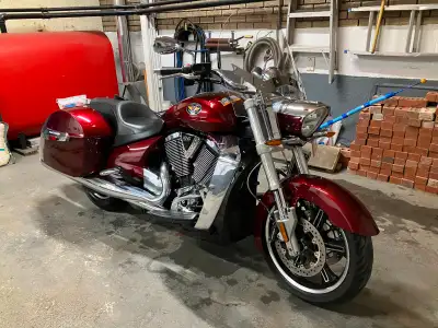 2011 VICTORY CROSS ROAD,,SUPERBE MOTO,,1731 cc,,,AVEC SELEMENT 16506 KLM,,,,MOTO UNIQUE EXCELLENT ET...