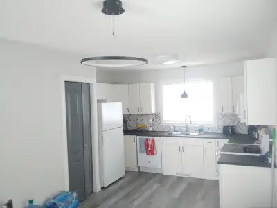 6 Month lease Room for rent on the West side, right off of Whoop Up. I'm looking for a second roomma...