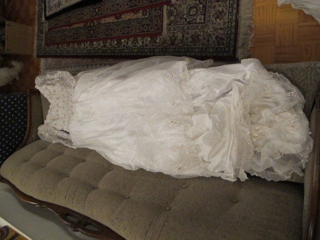 Robe de mariage taille 7 pour (120 a 130 lbs) dans Mariage  à Ville de Montréal