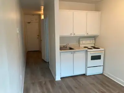 Studio pour une personne, dans immeuble propre, tranquille et sécuritaire, chauffé, éclairé, eau cha...