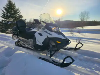 Skidoo expedition sport 900 ace 2015 154x16 pouces tres propre rien a faire dessus changement dhuile...