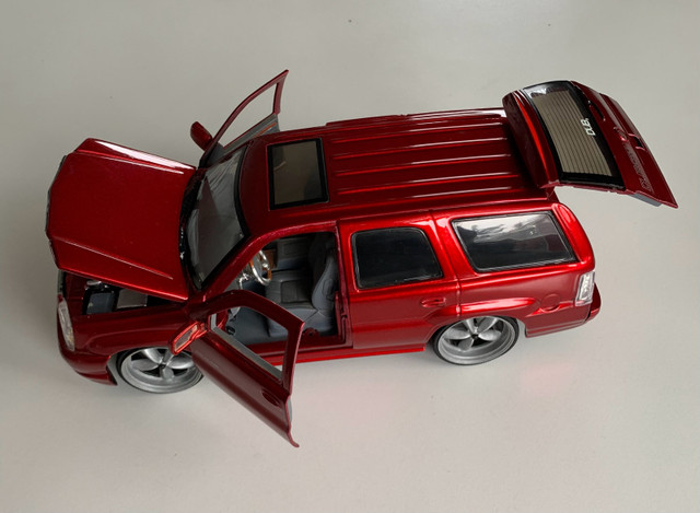 2002 die cast Cadillac Escalade 1/24 scale  in Toys & Games in Mississauga / Peel Region - Image 2