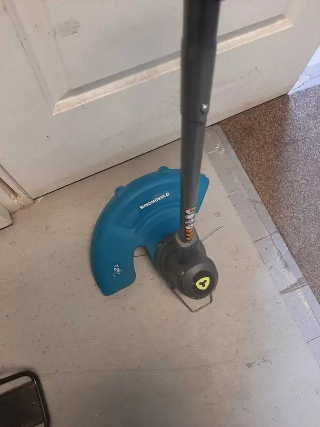 Yardworks Trimmer in Lawnmowers & Leaf Blowers in City of Montréal - Image 3