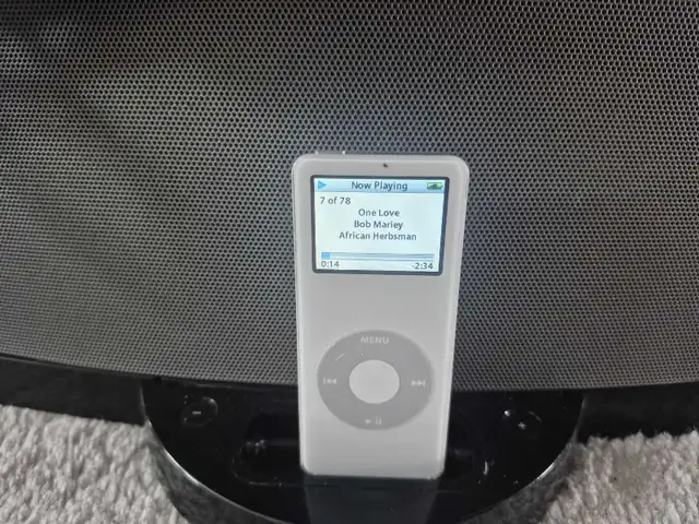 Bose SoundDock plus adapter...ipod shown to show working in Speakers in Oshawa / Durham Region - Image 4