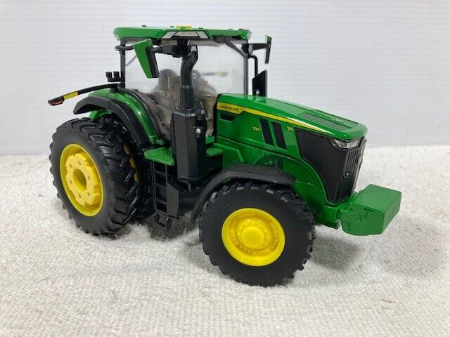 1/32 JOHN DEERE 7R 330 Farm Toy Tractor in Toys & Games in Regina - Image 3