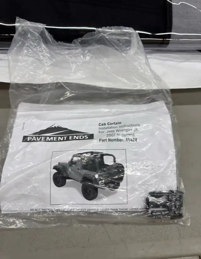 Jeep Pavement Ends Cab Curtain Black in Other in Hamilton - Image 11
