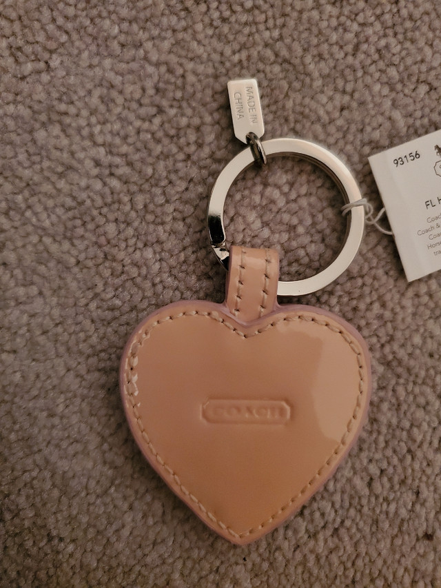 Authentic BRAND NEW COACH Heart Key Chain Ring/ Fob Keychain dans Bijoux et montres  à Ville de Toronto - Image 3