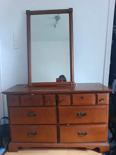 Commode et miroir en érable, View more