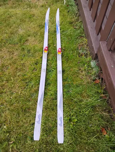 Cross country skis, View more