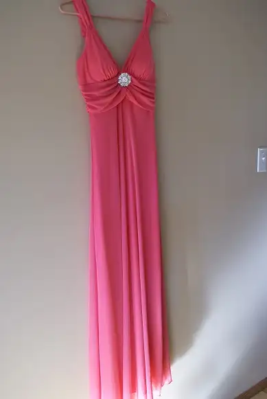 dresses for wedding and special occasions size 6 in Women's - Dresses & Skirts in Regina - Image 3
