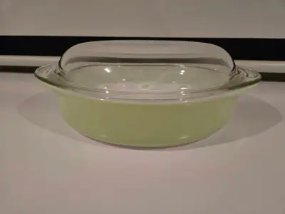 Vintage Pyrex 024 lime green 2 quart round casserole/cake dish with clear glass lid.