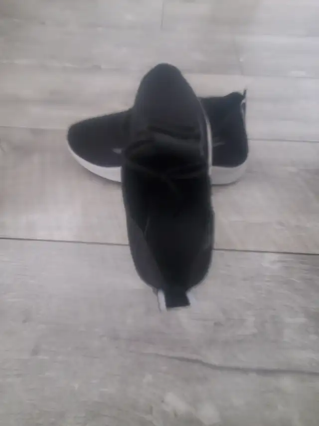 BRAND NEW BREATHABLE RUNNERS. Size 43. in Men's Shoes in Saskatoon - Image 3