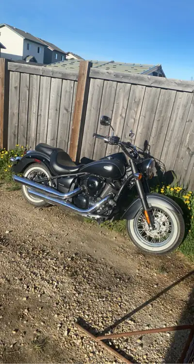 Kawasaki Vulcan 900. less than 4,000 km. Stored in shop over winter. No trades
