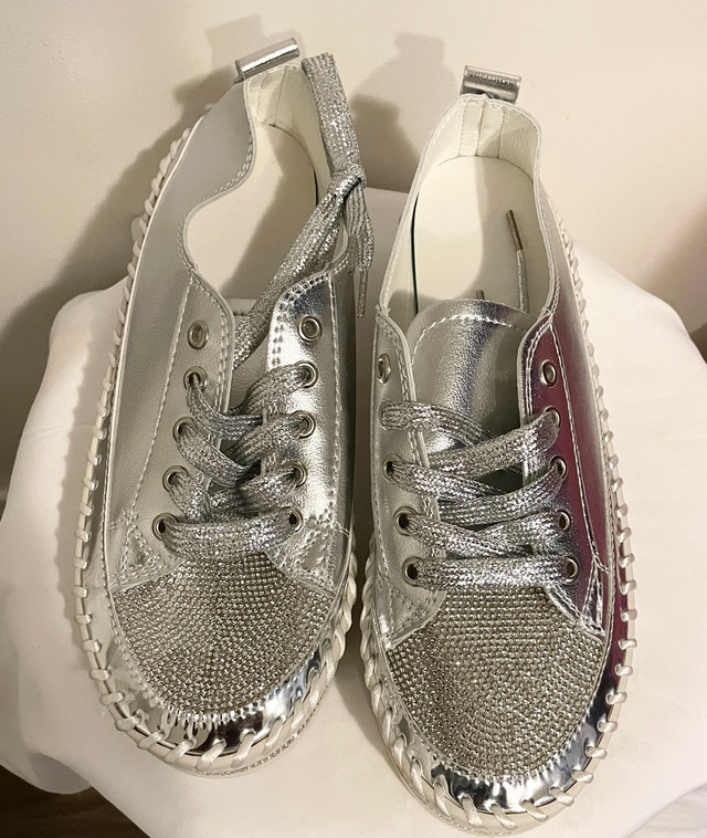 Sz 250(8.5) Leather Rhinestone Lace-up Platform Slip-on Sneakers in Women's - Shoes in Mississauga / Peel Region - Image 3