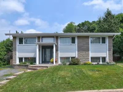 Superbe logement de 3 chambres à coucher, situé à l’étage d’un duplex dans un secteur résidentiel pa...