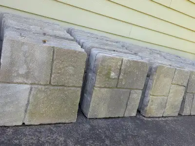 120$ pour le lot seulement (2$ la pièce) Quantité: 60, plus 2 avec légères imperfections. Dalles de...